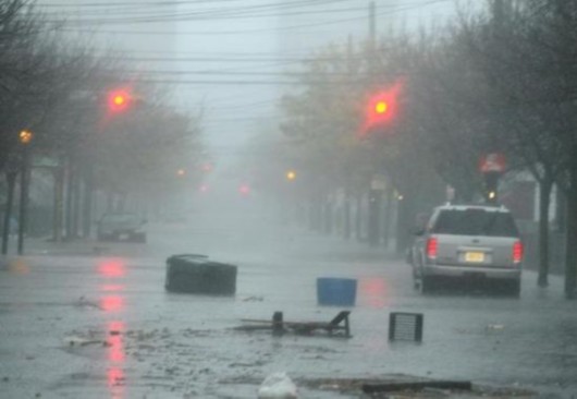 这是10月29日在美国新泽西州大西洋城拍摄的飓风中凌乱的街道。新华社记者 张军 摄